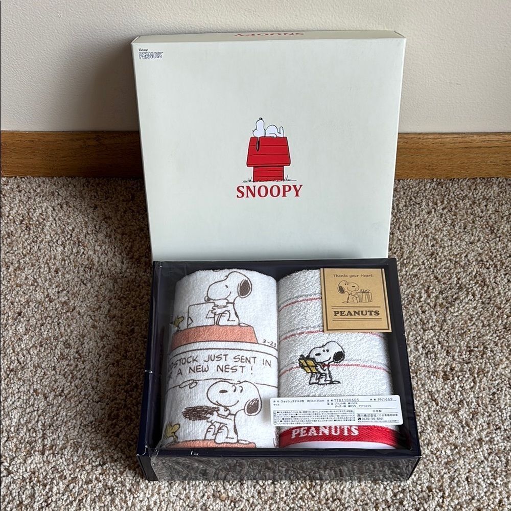 NIB New Vintage Peanuts Snoopy Japan Japanese Towel Gift Box Set 35 cm x 34 cm